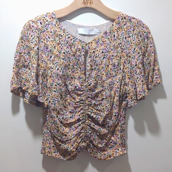 ASTR Revolve Flutter Sleeve Top Sage Peach Ditsy Floral Keyhole Blouse Size M - Picture 2 of 9